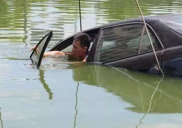 两女子凌晨开车冲入河中溺亡,车子冲入水中该如何自救?