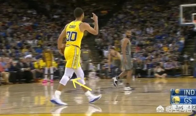 库里在和步行者比赛中膝盖流血，勇士却没有立马换下，裁判也未强制干预，这是为什么？