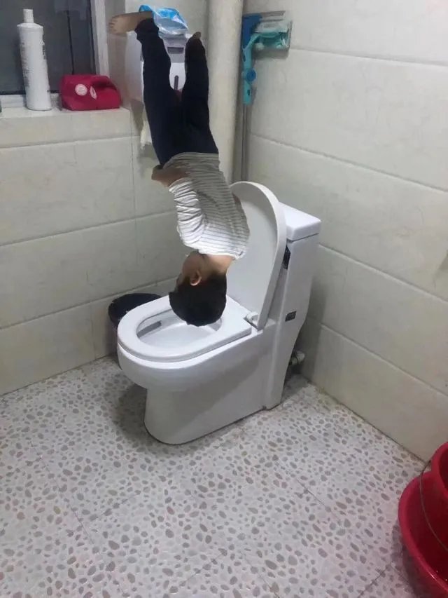 昨天“立扫把”，今天倒立上厕所？沙雕网友的脑洞有多大！