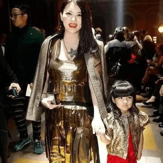 土豪和豪门的差距有多大？李湘炫富却被她打了脸，她是谁？