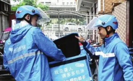 骑手出车祸躺地打电话求顾客谅解，你如何看待他的职业素养？