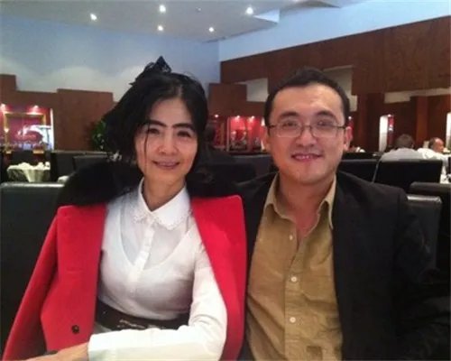 吴愤奋个人资料曝光 吴愤奋牵手小17岁帅哥