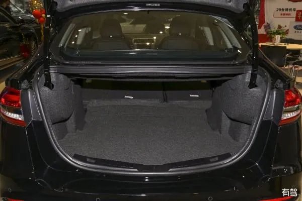 福特蒙迪欧的内饰配置高吗?它的空间大吗?