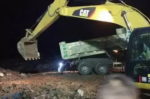 苏州轿车坠湖，两工人用挖掘机接力救人，造成此事故的原因是什么