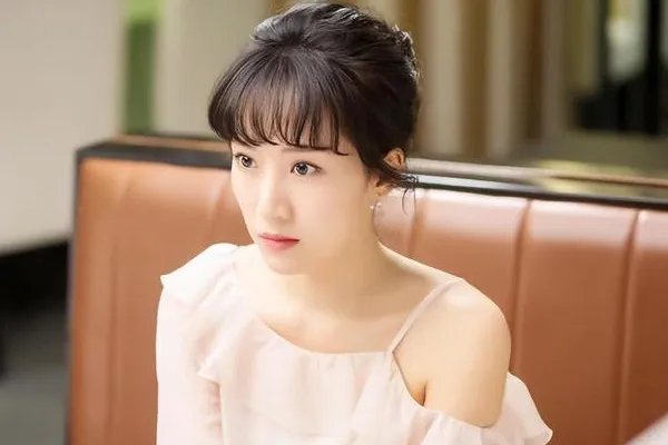 李念罕见分享自拍照撞脸毛晓彤，你觉得回归家庭的她还会复出吗？