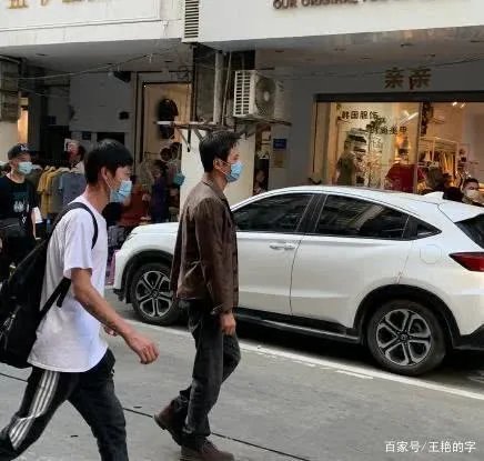 冯绍峰牵着赵丽颖散步自觉走外侧，有没有酸到网友？