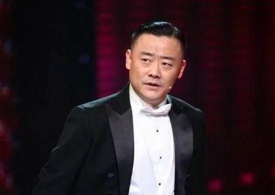 贬低郭德纲太俗，骂徐峥是头猪，枪毒案后销声匿迹的周立波，如今怎么样了？