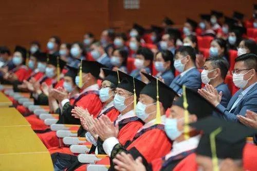重庆大学校长致辞只说标题,你的大学毕业典礼是啥样?