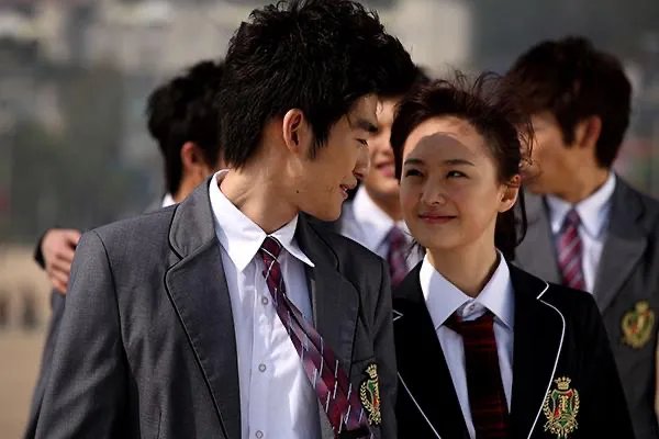 张翰与郑爽之间的关系，为何还会引发网友的热议呢？