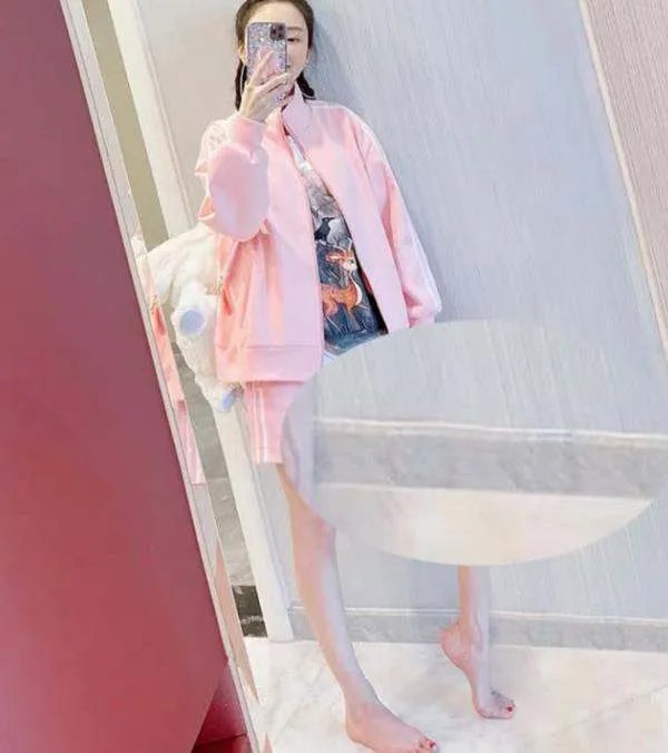 李小璐爆照秀身材,墙根却P变形,腿形与未修图对比差距大,你怎么看?