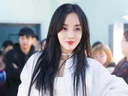 李小璐爆照秀身材,墙根却P变形,腿形与未修图对比差距大,你怎么看?