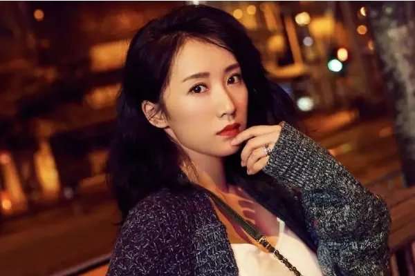 李念罕见分享自拍照撞脸毛晓彤，你觉得回归家庭的她还会复出吗？