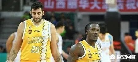 季后赛广厦无缘四强，比赛中球迷突然爆发冲突，打架者被带离球场，当时发生了什么？