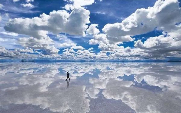 为什么乌尤尼盐湖里面的盐粒很多都是形似正方体的，而不是其他不规则形状？