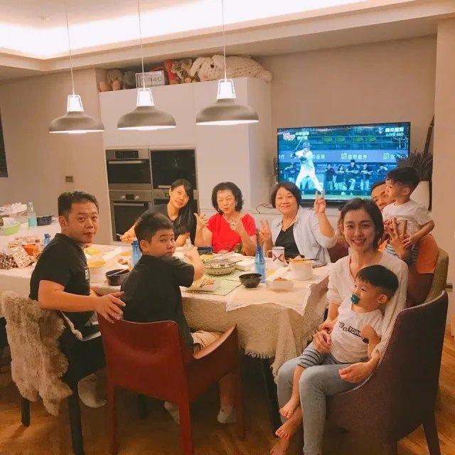 周杰伦气哭,同是养两孩为嘛范玮琪的豪宅还那么仙