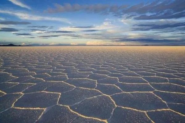 为什么乌尤尼盐湖里面的盐粒很多都是形似正方体的，而不是其他不规则形状？