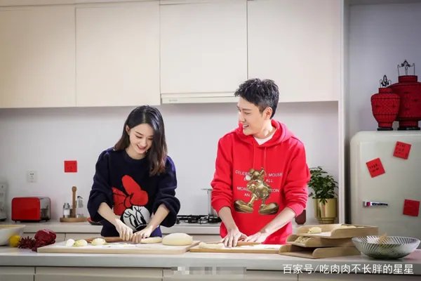 冯绍峰牵着赵丽颖散步自觉走外侧，有没有酸到网友？