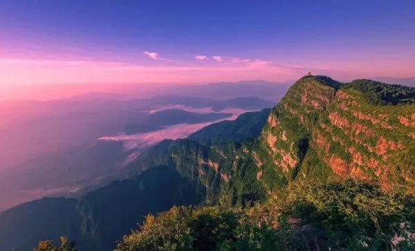 峨眉山迎入秋来第一场雪，如何描述峨眉山的雪景？