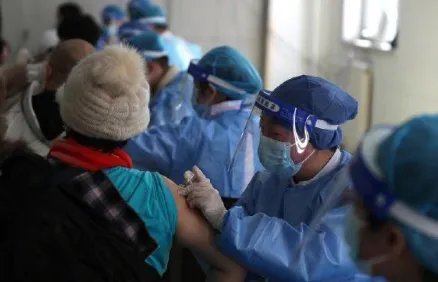 小心！有人用生理盐水制作假新冠疫苗被抓，是否已经销往了全国各地？