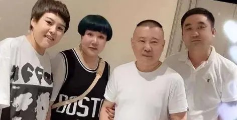 郭德纲小儿子豪宅内开车，脸颊圆润手戴大金镯，指挥他人少爷派足，怎么看？