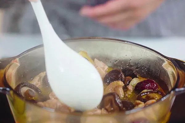 香菇炖鸡汤的做法 如何做香菇炖鸡汤